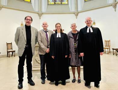 Das Foto zur Gottesdiensteinührung von Pfarrerin Annette Weippert zeigt von links nach rechts Markus Kohlbecker, Thomas Müller, Annette Weippert, Susanne Voegler und Christian Link in der Stadtkirche Baden-Baden